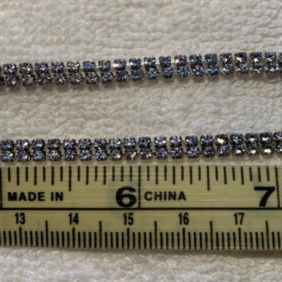 Simple yet elegant faux-diamonds neckilace - Picture 3 of 4